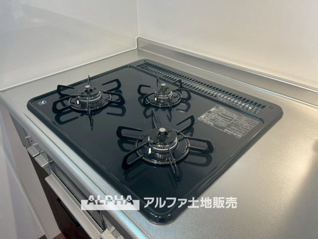 エストヴォーレ上北台のキッチン|【gas stove】◆ガスコンロ◆使い勝手に配慮されたガスコンロを備えたキッチン。火力調整がしやすく、毎日の調理がスムーズに進み、家事の時間を心地よく支えてくれます