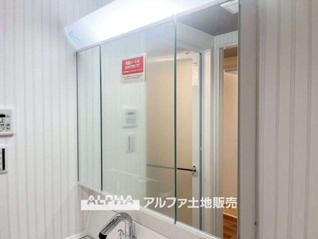 エストヴォーレ上北台の独立洗面台|【Vanit】◆洗面台◆身支度がしやすい洗面台は、収納力にも配慮した設計。朝の準備から帰宅後まで、家族みんなが使いやすい空間です。