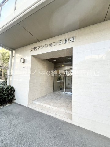 大阪市鶴見区放出東３丁目の賃貸マンションのエントランス