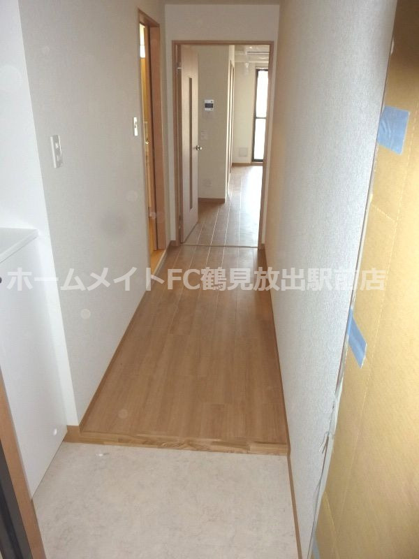 大阪市鶴見区放出東３丁目の賃貸マンションの玄関