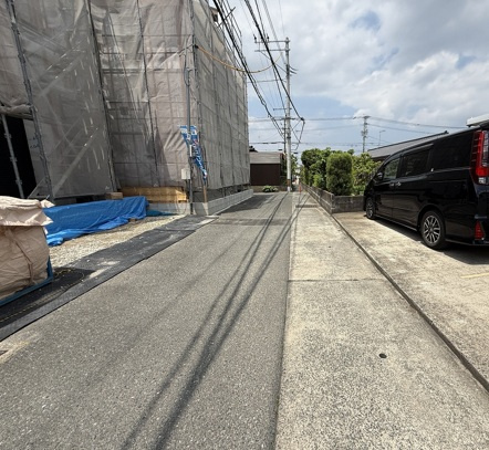 今宿２丁目　新築戸建　３棟の前面道路含む現地写真