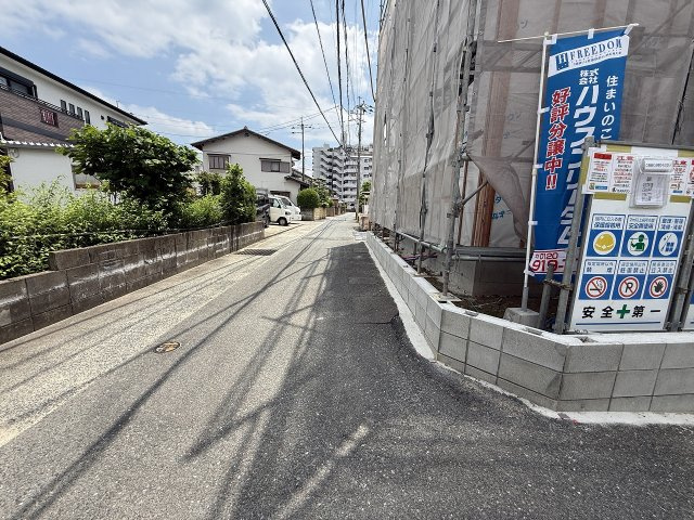 今宿２丁目　新築戸建　３棟の前面道路含む現地写真