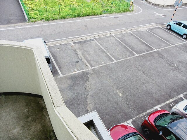 クレセントマンションの駐車場