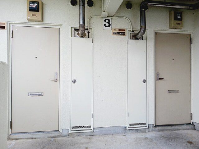 クレセントマンションの玄関