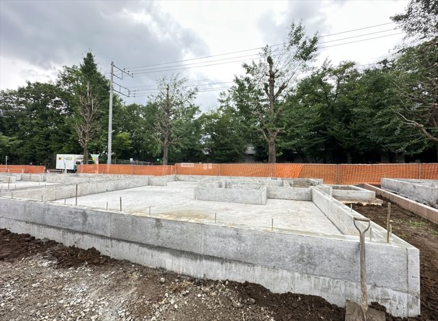 【外観】 | 清瀬市下宿3丁目　新築一戸建住宅　全3棟　(丸井志木店) | 販売現地／2026年7月6日撮影　
自然が多く静かな住環境。近くに運動公園があるので、散歩やジョギング、スポーツが楽しみやすいエリアです。