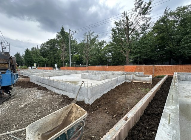【外観】 | 清瀬市下宿3丁目　新築一戸建住宅　全3棟　(丸井志木店) | 販売現地／2026年7月6日撮影　
2部屋に面したバルコニーは、開放感と利便性を兼ね備えた設計。洗濯や布団干しなど、毎日の家事を快適にサポートします。