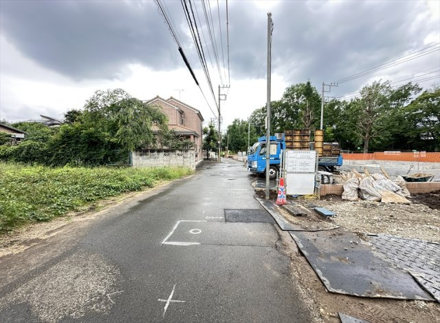 【前面道路含む現地写真】 | 清瀬市下宿3丁目　新築一戸建住宅　全3棟　(丸井志木店) | 前面道路は交通量が比較的少なく、落ち着いた住環境。 車の出し入れもしやすく、小さなお子さまがいるご家庭にも嬉しい住環境です。