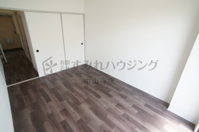 ラグゼコート伊丹の洋室