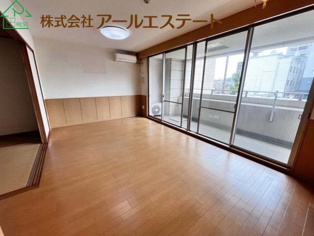 サンヒルズ坂田町　　　JR「姫路駅」徒歩15分の居間・リビング