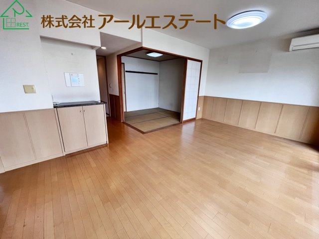 サンヒルズ坂田町　　　JR「姫路駅」徒歩15分の居間・リビング