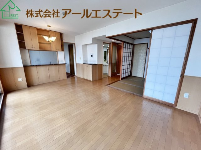 サンヒルズ坂田町　　　JR「姫路駅」徒歩15分の居間・リビング