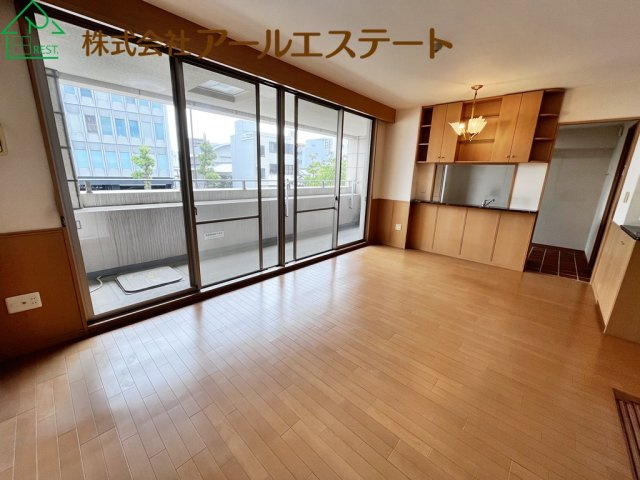 サンヒルズ坂田町　　　JR「姫路駅」徒歩15分の居間・リビング