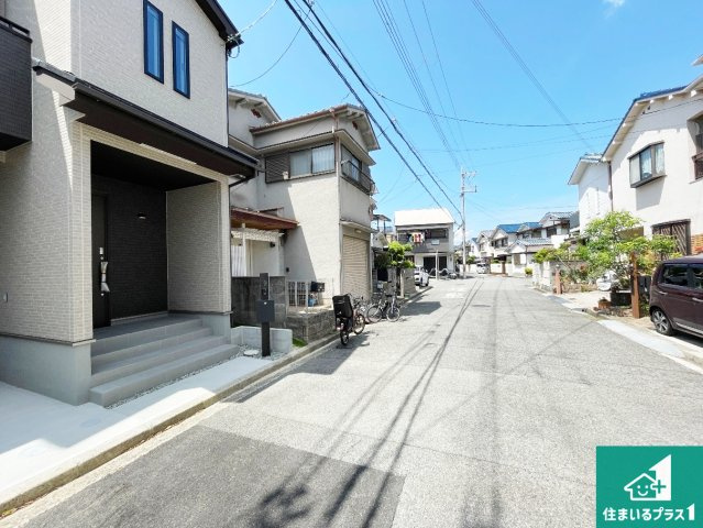 5(土)6(日)現地説明会！◆藤井寺市惣社　限定1邸の前面道路含む現地写真|周辺は閑静な住宅街！前面道路広々で車の出し入れも便利です。駐車が苦手な方でも安心して車庫入れできます！