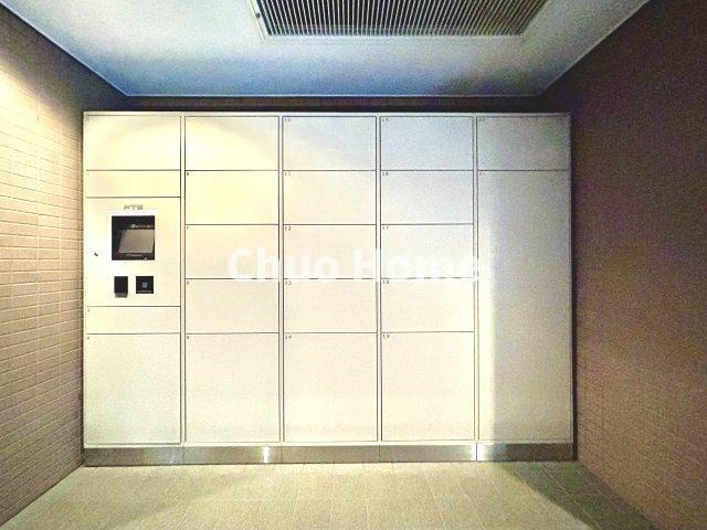 ヴィルヌーブガーデンズ綾瀬の設備|【宅配ボックス】在宅時・不在時に関わらず、居住者の代わりに非対面で宅配物を受け取ってくれる便利な設備です。わかりやすくご説明致しますので見学時にはお部屋だけではなく共用部分もぜひチェックしてください。