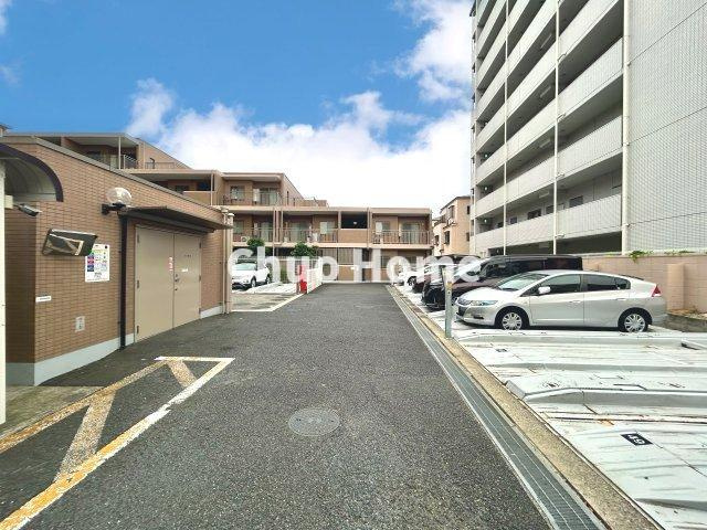 ヴィルヌーブガーデンズ綾瀬の駐車場|【敷地内駐車場】最新の空き状況や費用などの詳細は担当スタッフまでお問い合わせください。