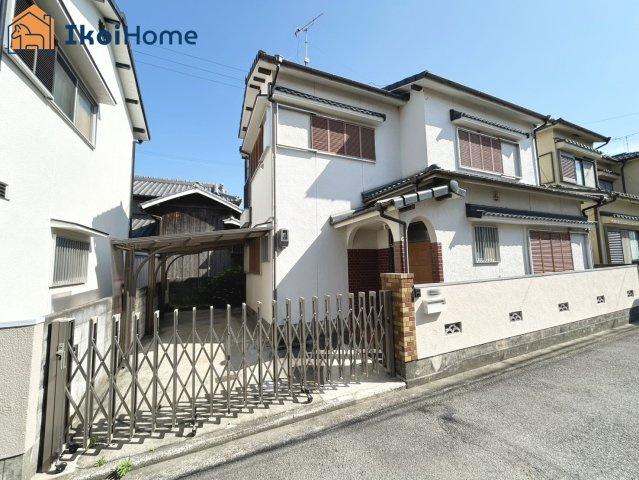 明石市魚住町清水　中古戸建の駐車場|●資料・カタログのご請求無料●小学校やスーパー、飲食店など徒歩圏内の施設も多々あります。