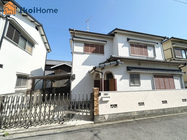 明石市魚住町清水　中古戸建のエントランス|●資料・カタログのご請求無料●最寄り駅の魚住駅までは徒歩17分。駅ちかで通勤や通学に便利な立地です