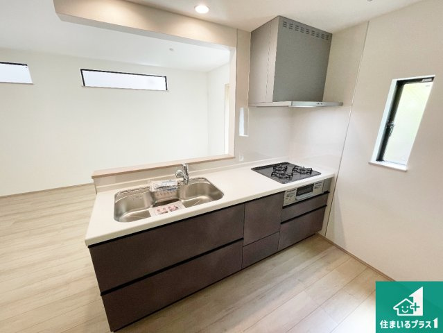 藤井寺市惣社　新築一戸建てのキッチン|リビングと統一感があり、使い勝手のいいキッチン。広々としているので、二人並んで作業が出来ちゃいます。お子様と一緒に色々なお料理に挑戦できるスペースがあります。