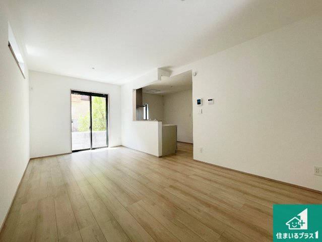 藤井寺市惣社　新築一戸建ての居間・リビング|明るいリビングで朝の目覚めもスッキリできそう！対面キッチンでご家族のコミュニケーションも自然と増える設計！小さなお子様が遊ぶスペースを作っても広々とくつろげるLDK！