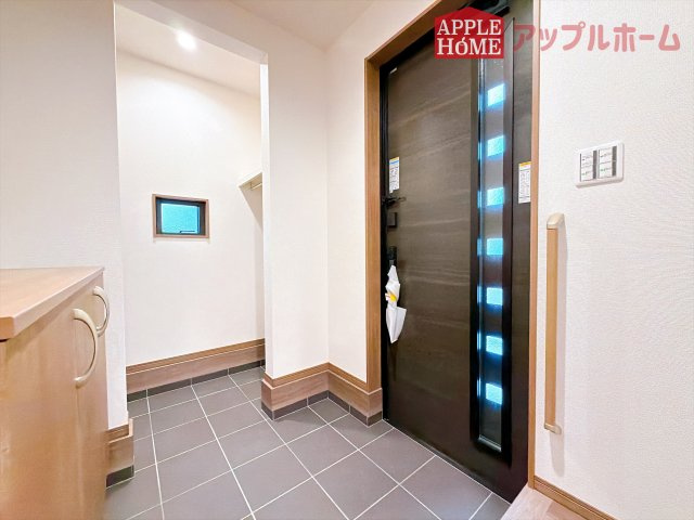 [新築住宅] 東松山市石橋 第1期 全5棟の玄関|ご家族皆様の靴やお手入れ用品を収納できる収納棚を設置！お家に出会う人々を迎える玄関だからこそ、常に整理整頓しておきたいですね♪