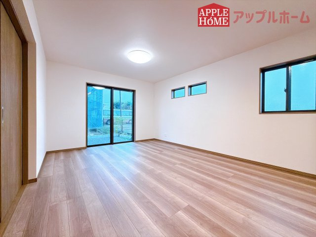 [新築住宅] 東松山市石橋 第1期 全5棟の居間・リビング|窓から差し込む光で家族を温かく包み込みます。明るいリビングで子育てする喜びを☆いつでも見学可能です！