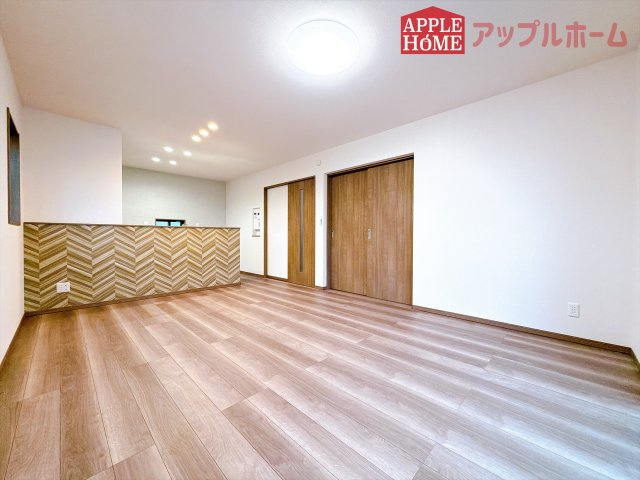 [新築住宅] 東松山市石橋 第1期 全5棟の居間・リビング|広々リビング×対面キッチンで家族の会話も弾みます♪家族団らんの秘訣は間取りにあり☆夢のマイホームを一緒に叶えましょう！