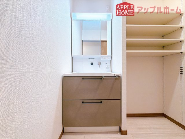 [新築住宅] 東松山市石橋 第1期 全5棟の独立洗面台|鏡の裏に歯ブラシや化粧水、整髪料など小物を隠して収納でき、生活感を出さずに綺麗な空間に保てます。また、左右の鏡を動かすことで横や後ろ向きの姿をチェックできるのも嬉しいポイントです♪