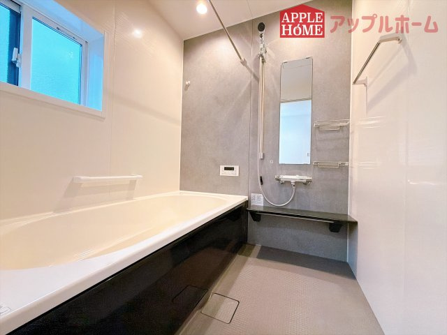[新築住宅] 東松山市石橋 第1期 全5棟の浴室|窓付きのバスルームは、採光もあり明るく気持ちの良い空間です。窓があることで、換気環境も良好。掃除もスムーズに出来ます♪