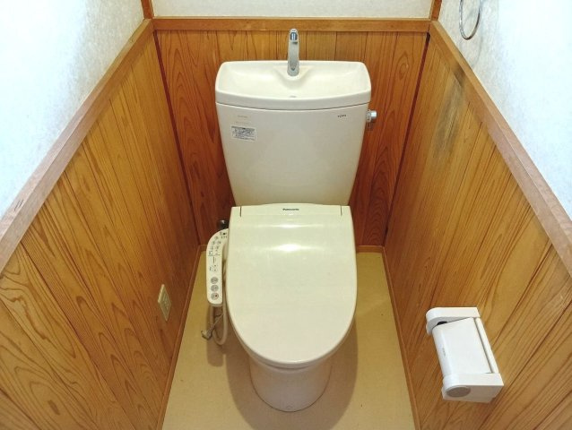 高知市東石立町賃貸一戸建て3DK1のトイレ|コンパクトで使いやすいトイレです
