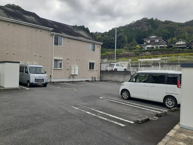 アボンデーレ　Bの駐車場|敷地内に駐車場も完備★