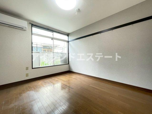 エントピア　角部屋　駅近　バストイレ別の居間・リビング