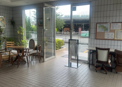 【ロビー】 | ライオンズマンション橋本第三 | ロビーというと、エントランスと何がちがうの？と思いますよね。実はロビーとエントランスには明確な決まりはありません。物件によっては、エントランスを入って広がるある程度の広さのある空間がロビーとなります。