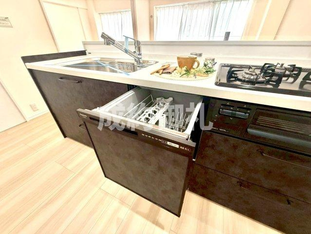 ファインライフ駒形のキッチン|【キッチン】
施行事例
作業スペースをゆとりある広さで確保したキッチンは、日々の調理を快適にサポートする機能的な設計です。