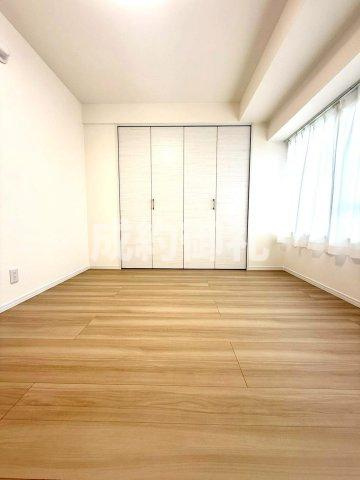 ファインライフ駒形の洋室|【洋室】
施行事例
採光に優れた明るい室内は、寝室や書斎など多様な用途に対応できる柔軟性の高い設計です。