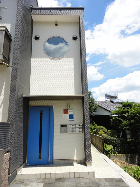 川崎市多摩区菅稲田堤１丁目のアパートのエントランス