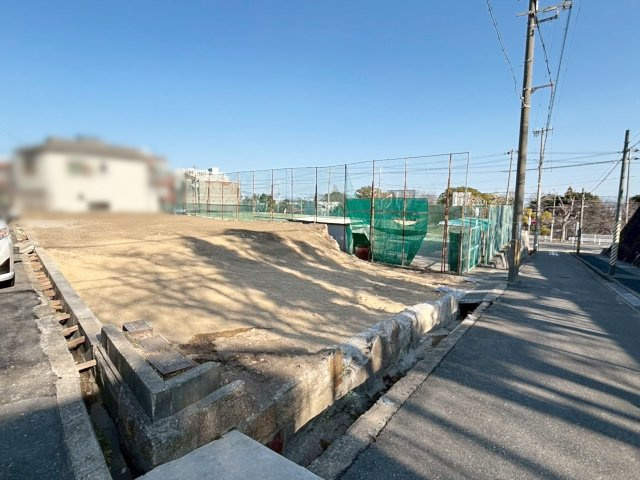 青谷町2丁目 3号地 売土地の前面道路含む現地写真|阪急・JRの2沿線が徒歩圏内で、駅周辺にはスーパーやドラッグストア等があり、暮らしやすさも魅力です