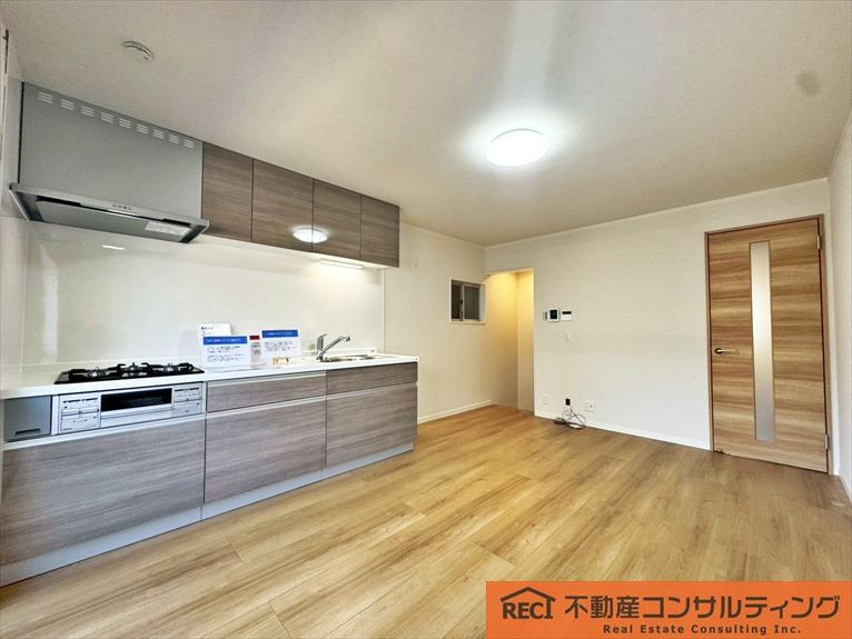神戸市東灘区深江南町3丁目　中古戸建のキッチン|駐車スペース1台分あります