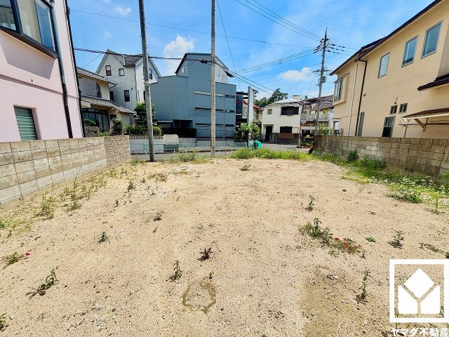 西宮市甲陽園本庄町の外観|「コープ甲陽園」まで徒歩6分、「いかりスーパーマーケット甲陽園店」まで徒歩7分、「ファミリーマート甲陽園駅前店」まで徒歩7分など、お買い物施設が徒歩圏内に複数あり便利な住環境です。