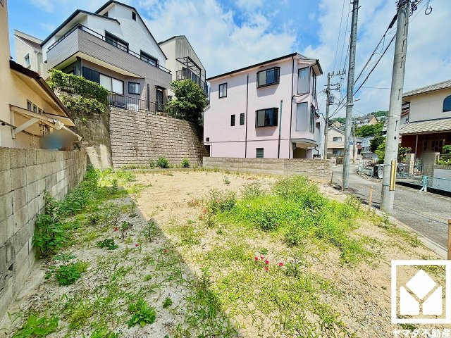 西宮市甲陽園本庄町の外観|見晴らしの良い景色が広がる「日之出大師道公園」まで徒歩7分（約450m）。すべり台や鉄棒を備えたコンパクトな園内は、パーゴラ付きのベンチからお子様を見守りやすい環境で、子育て世帯の方にもお勧めです。