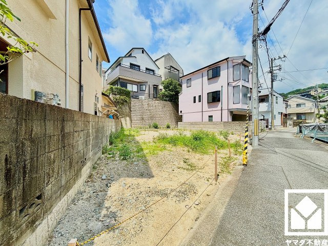 西宮市甲陽園本庄町の外観|余裕のある間口約14.9mで、駐車スペースや玄関アプローチが確保しやすく、間取りの自由度が高まります。