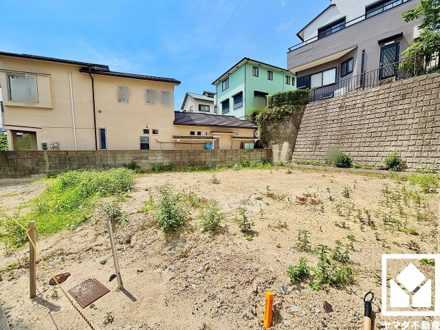 西宮市甲陽園本庄町の外観|周囲にはすでに建物が建っていますので、実際の採光状況や窓の位置なども事前にご確認いただけます。