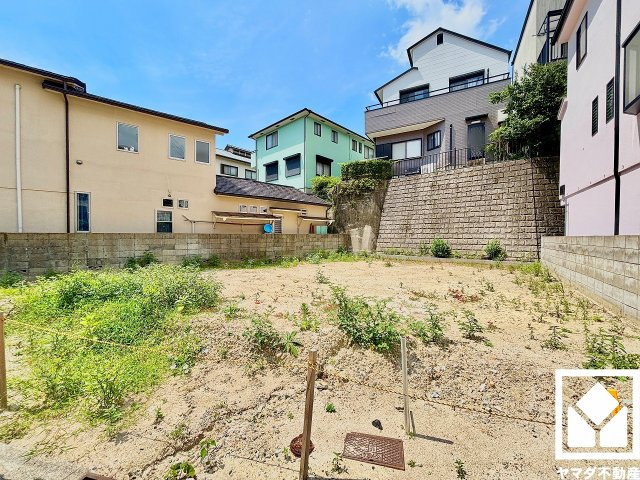 西宮市甲陽園本庄町の外観|平担地につき建築コストが抑えられ、建物設計の自由度が高まります。バリアフリー設計にも適しています。