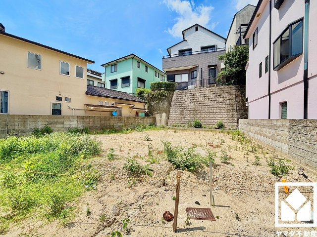 西宮市甲陽園本庄町の外観|都市ガス対応。月々の光熱費などのランニングコストを低く抑えやすい点が魅力です。
