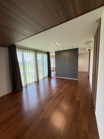 中古住宅　堀津町前谷の居間・リビング