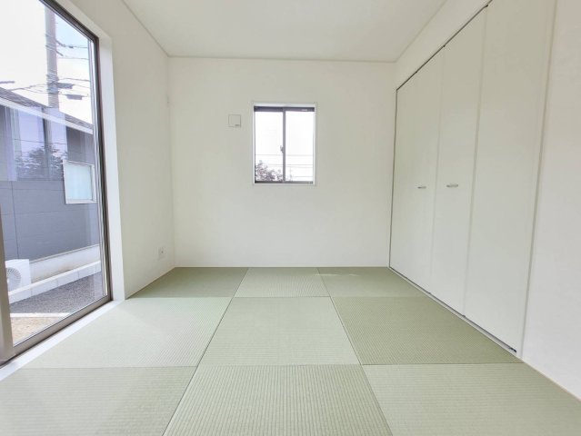 【Cradle garden】小山市東間々田 第7期の和室|〇4号棟・和室4.5帖〇
リビングと続き間の和室は扉を開けば19.5帖の大空間が広がります。小さなお子様の遊び場にもに大活躍！遊び疲れたらそのままお昼寝できるのも畳ならではです。
※2026年6月撮影