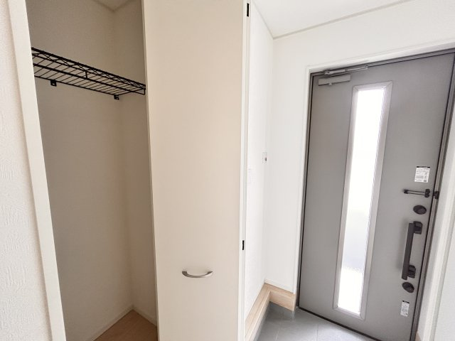 【Cradle garden】小山市東間々田 第7期の収納|〇4号棟　玄関ホールクローゼット〇
コート類や外出用の小物類の収納に最適です。
※2026年4月撮影