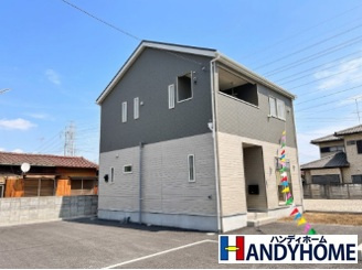 【Cradle garden】小山市東間々田 第7期の外観|〇6号棟【3LDK+SIC+カースペース2台】
西側前面通路から奥まった配置。子育てファミリーであれば、玄関を出てすぐに道路がないというのは、より安心ですね♪
※2026年4月撮影