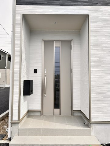 【Cradle garden】小山市東間々田 第7期の玄関|〇4号棟　玄関ポーチ〇
ダイヤルロック式の郵便ポストで、お手紙などの盗難などを防ぎます！
TVモニター付きインターフォンと防犯カメラ付きでお子様の留守番も安心です。
※2026年4月撮影