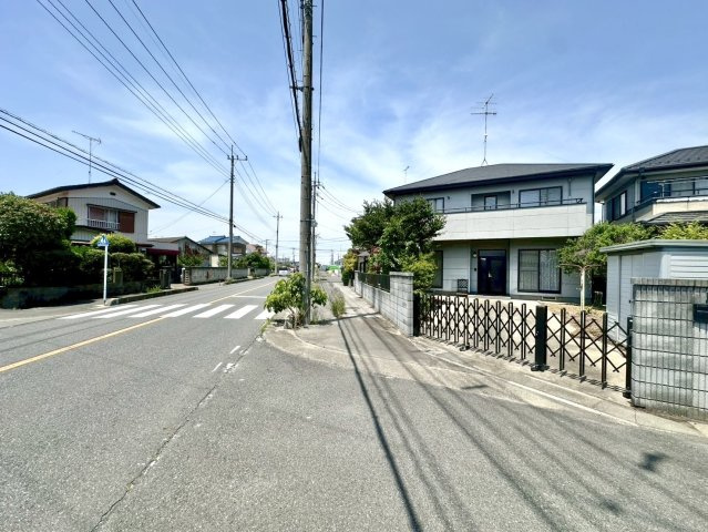 【中古戸建】行田市長野5丁目の前面道路含む現地写真|■外観｜周囲の見渡しが良く、車の出入りの際も安全確認がしやすいため、小さなお子様がいるご家庭でも安心です。