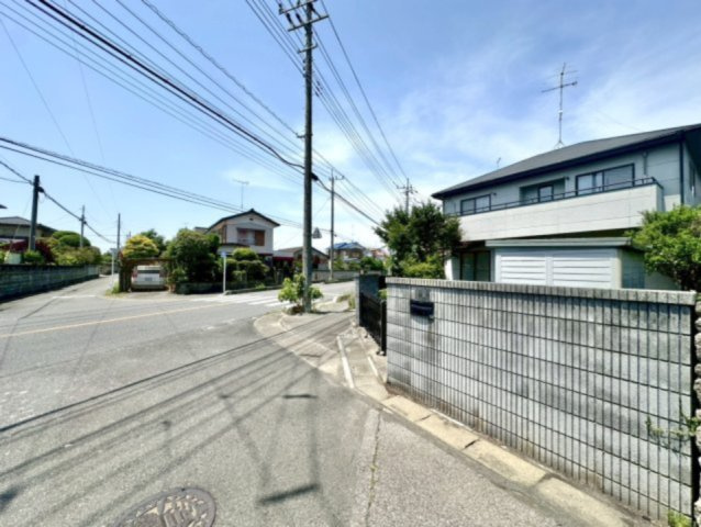 【中古戸建】行田市長野5丁目の前面道路含む現地写真|■外観｜角地のため風通しが良く開放感があり、隣接する建物が少なくプライバシーを確保しやすいのがメリットです♪